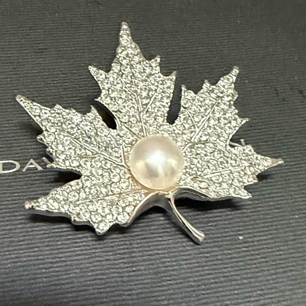 Elegant maple Leaf Brooch with fresh water Pearl mimics Mikimoto cultured pearl